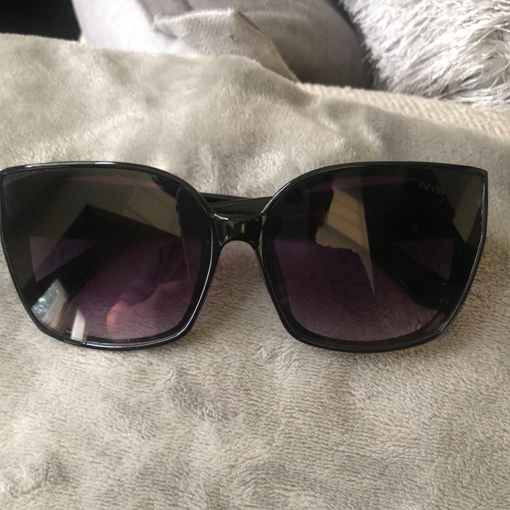 Elegant Black Square Sunglasses